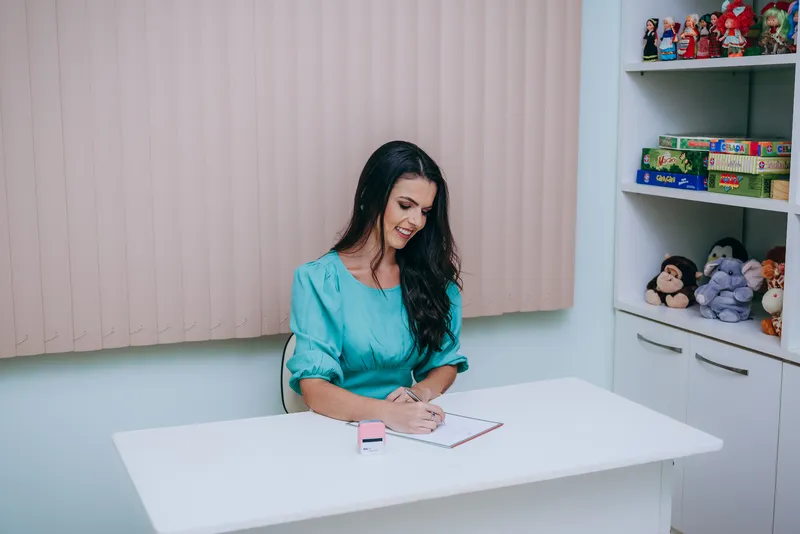 Dra. Naiana Silva no consultório de neuropediatria em Varginha